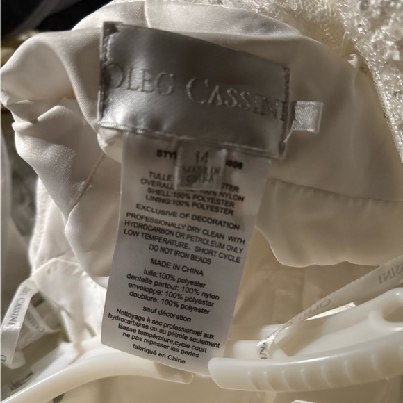 Elegant Off-Shoulder Lace Wedding Dress - Picture 4 of 7